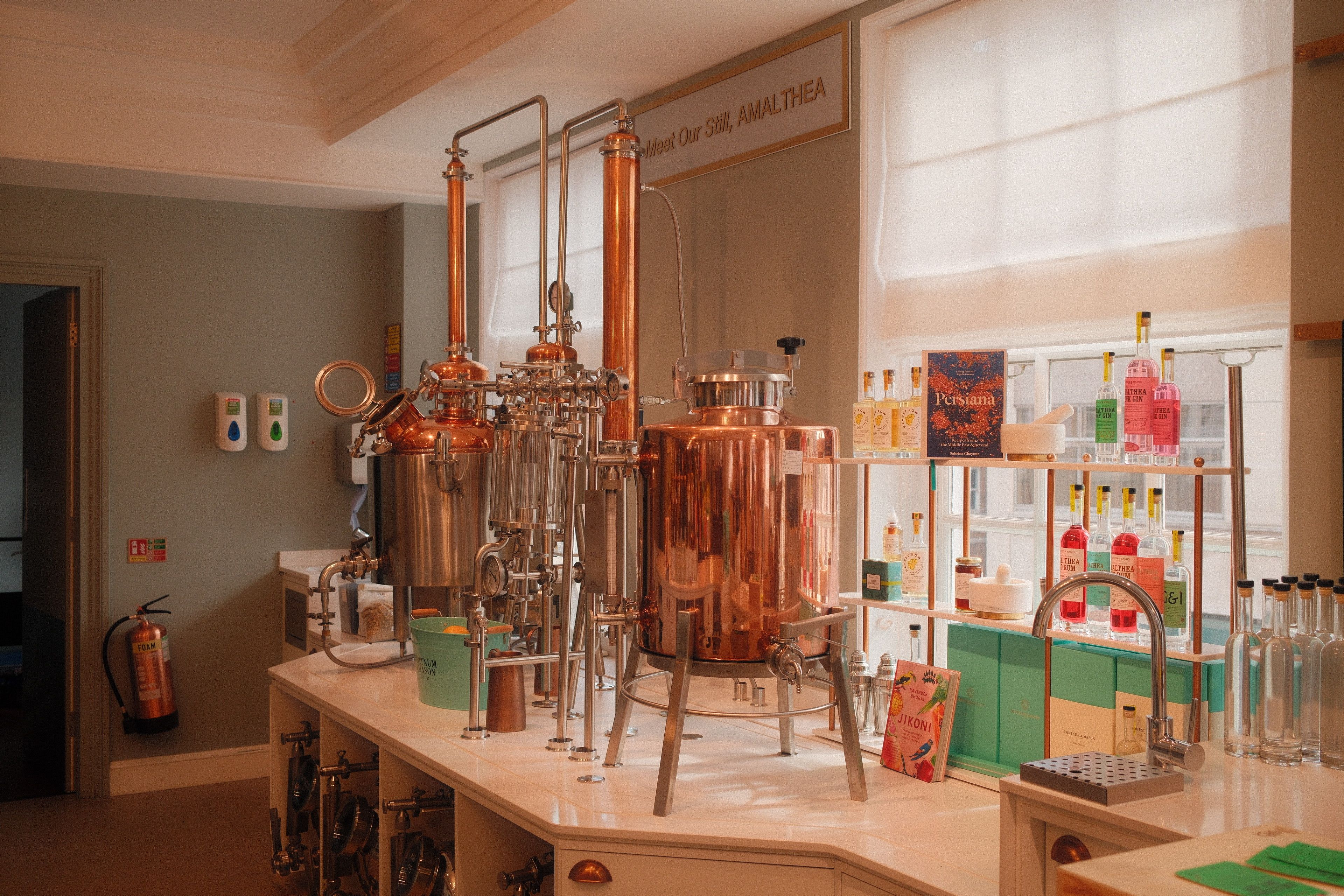 Laboratoire novande — distillation de plantes locales, Douala